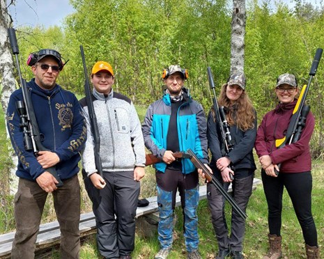 Fem unga jägare utbildas på Sveaskogs marker