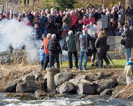 Annie Lööf gästade årets laxfiskepremiär i Mörrumsån